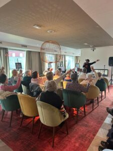 Personnes assistant à un concert dans un salon