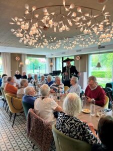 Repas avec animation musicale résidence seniors